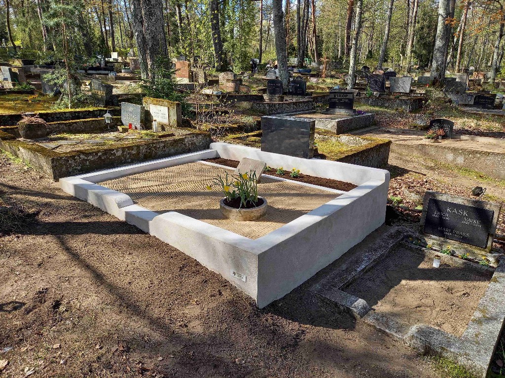 Tallinna Rahumäe kalmistu - ehitasime valatud betoonist hauapiirde ja mullariba