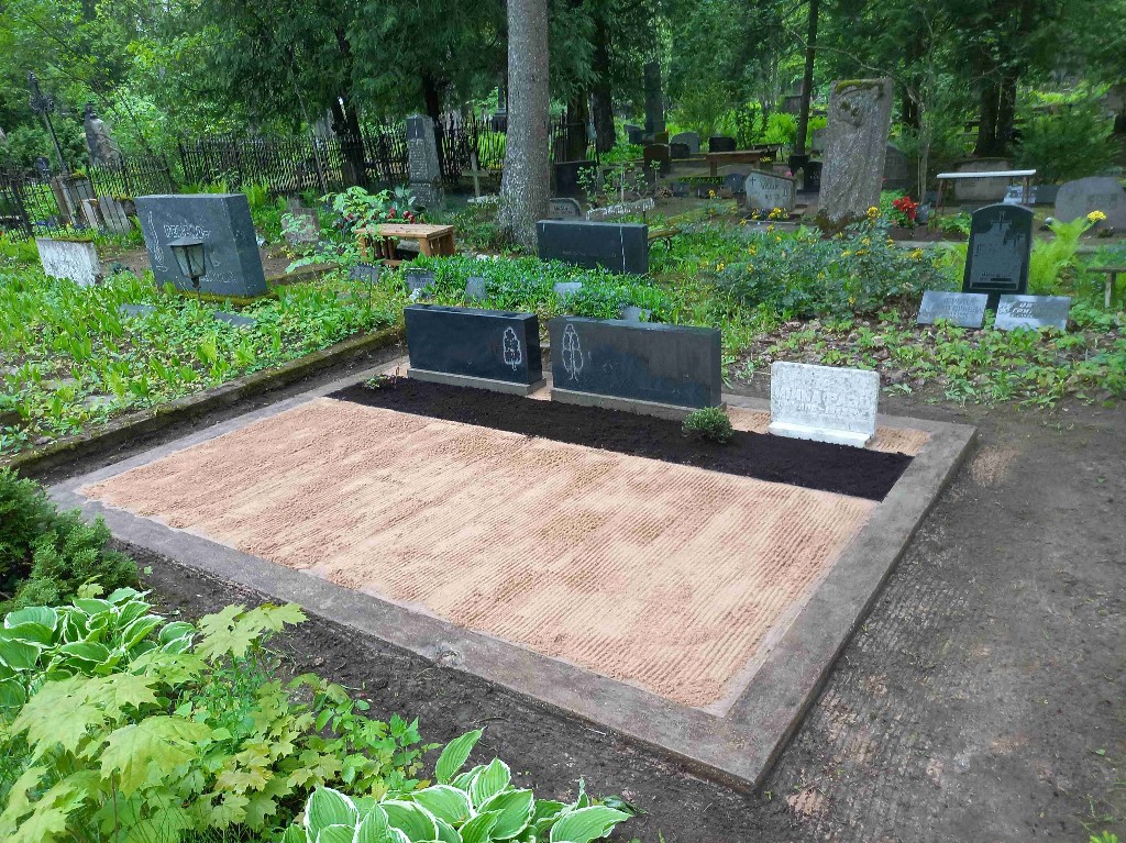 Tartu Maarja kalmistu, Raadi kalmistu - puhastasime hauapiirded ja hauakivid, rajasime mullariba