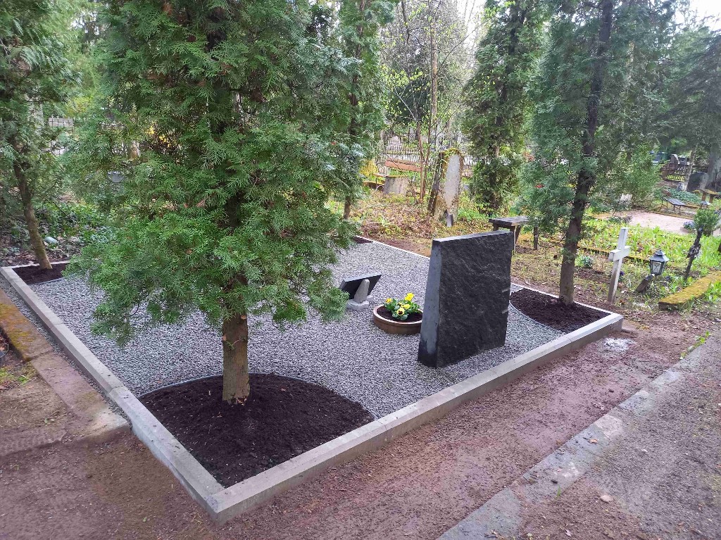 Tartu Maarja kalmistu, Raadi kalmistu - eemaldasime vana piirde, ehitasime tänava äärekivist piirde, rajasime mullanurgad, puhastasime hauakivi, hall graniitkillustik