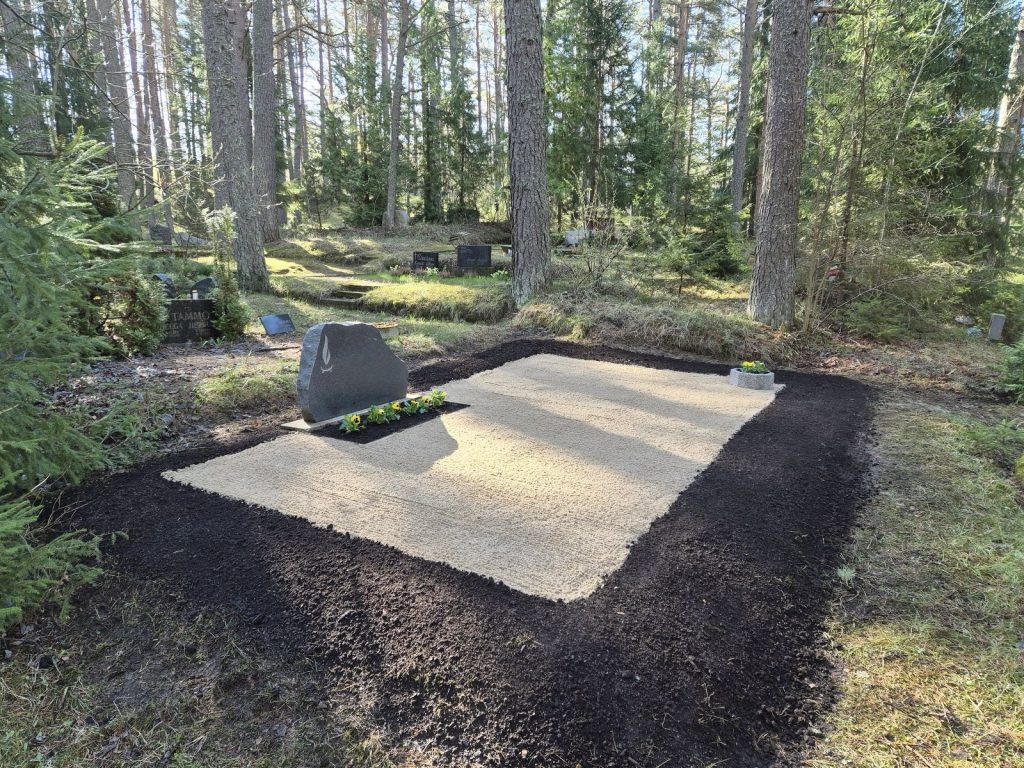 Renoveeritud hauaplats Tallinna Metsakalmistul – uus liiv, murupiire ja mullaala