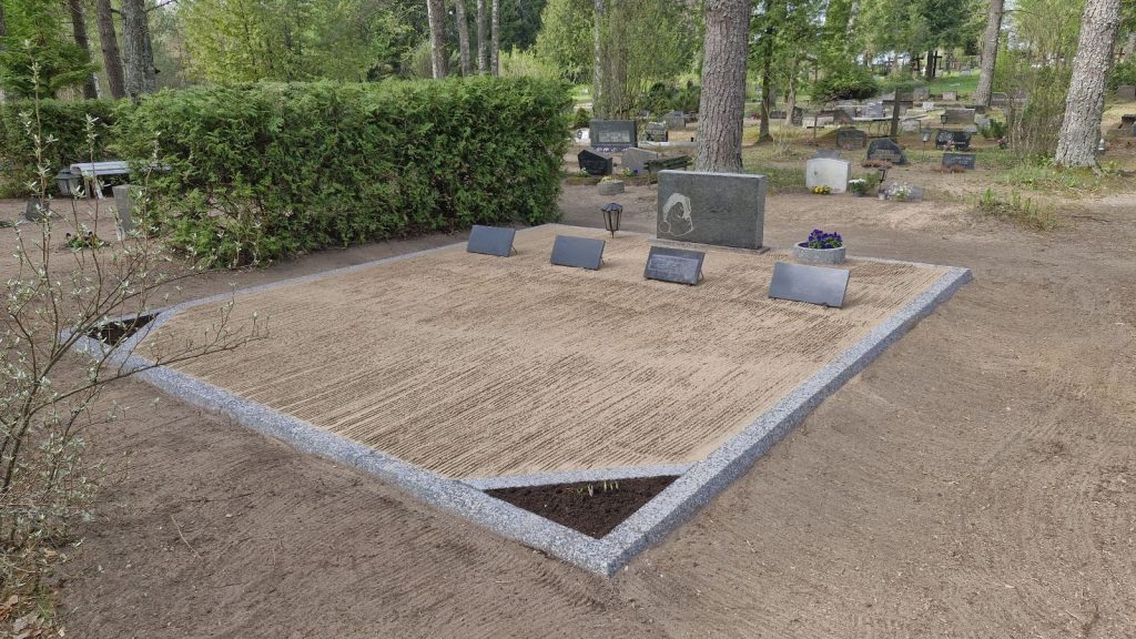 Renoveeritud hauaplats Tudulinna kalmistul – pesubetoonist hauapiire ja mullanurgad